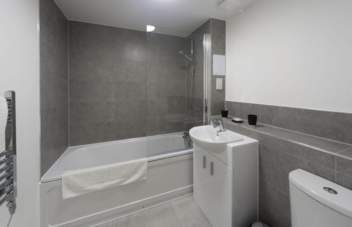Modern And Bright 2 Bed Apartment In Ashford Ashford  Exterior photo